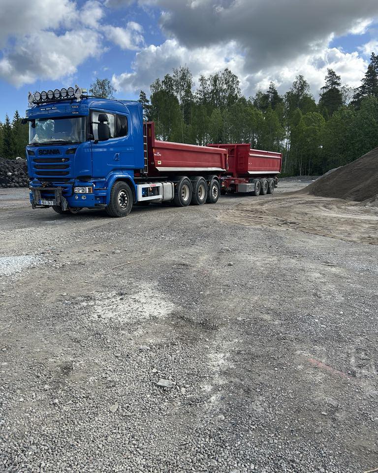 MIMAB:s blå Scania-tippbil med släp